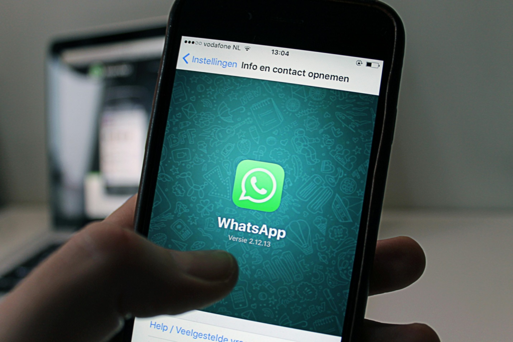 Ο αντίκτυπος των ορίων ηλικίας στη χρήση του WhatsApp: Κίνδυνοι και νομικά ζητήματα